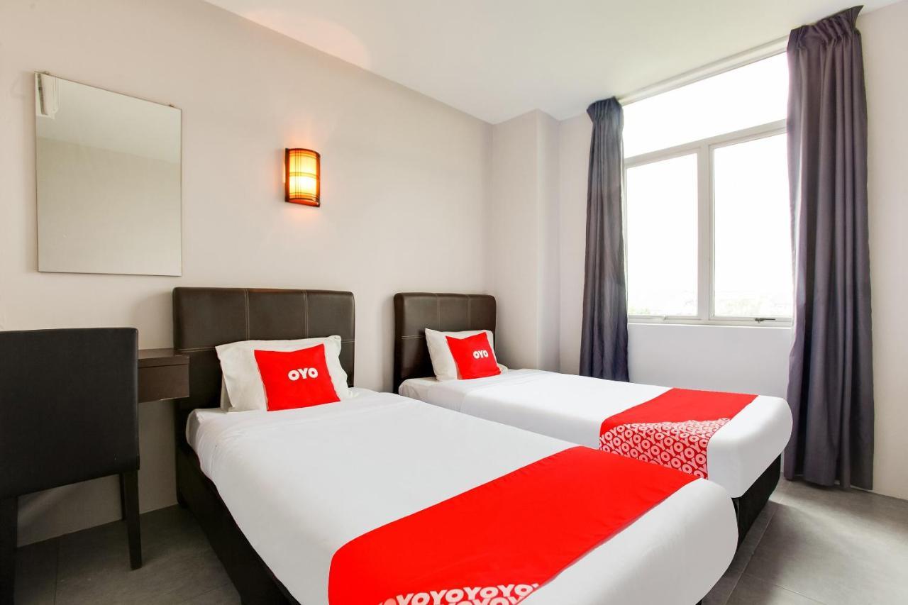 Oyo 89631 988 Hotel 2*